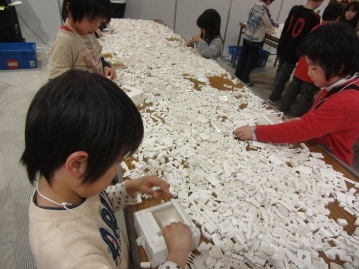 1.8 Million LEGO Bricks Used to Create Map of Japan (19 pics)