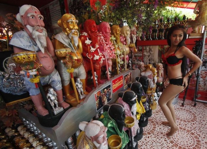 Strip Dance in Front of Statues of Chuchok (6 pics)