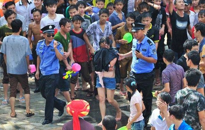 Water Splashing Festival in China Turns into Chaos (11 pics)