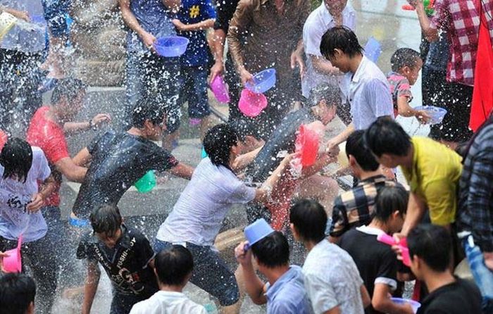 Water Splashing Festival in China Turns into Chaos (11 pics)