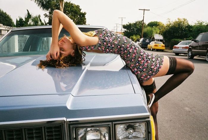 Cute Girls and Vintage Cars (64 pics)