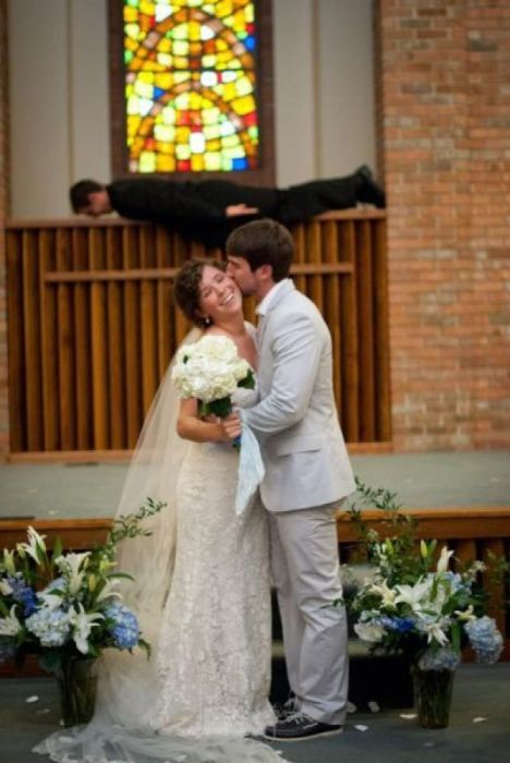 Wedding Photobombs (23 pics)
