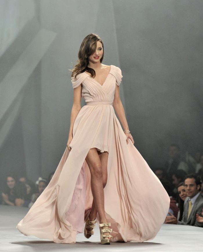 Miranda Kerr Flashes Her Underwear (5 pics)