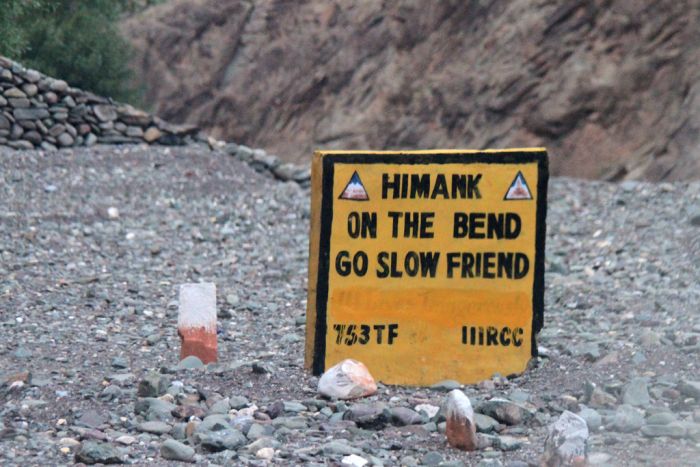 Warning Road Signs in India (30 pics)