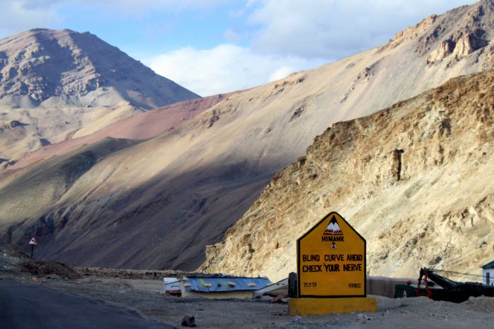 Warning Road Signs in India (30 pics)