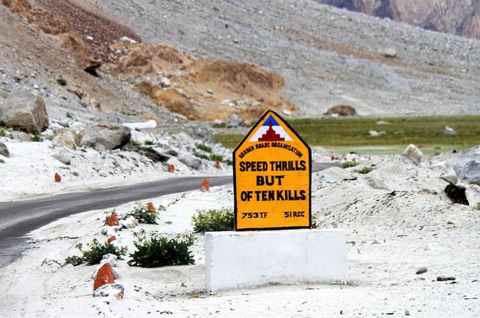 Warning Road Signs in India (30 pics)