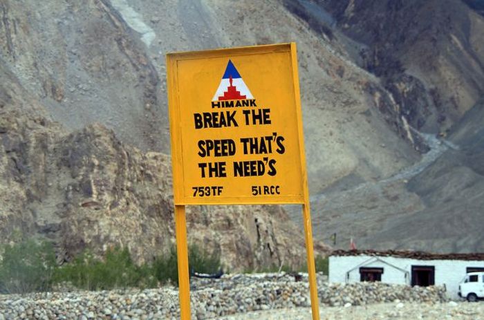 Warning Road Signs in India (30 pics)