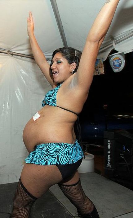 Pregnant Bikini Contest (20 pics)