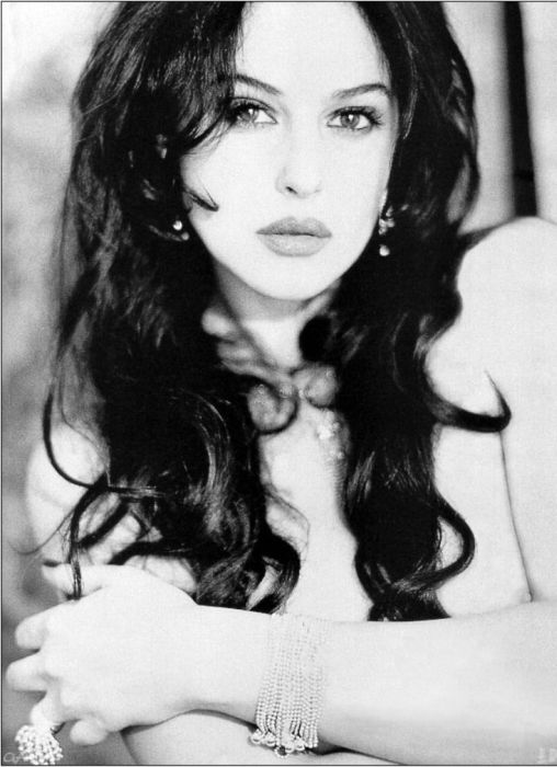 Beautiful Black and White Photos of Monica Bellucci (39 pics)