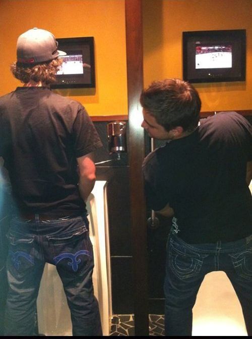 Proper Urinal Etiquette (4 pics)