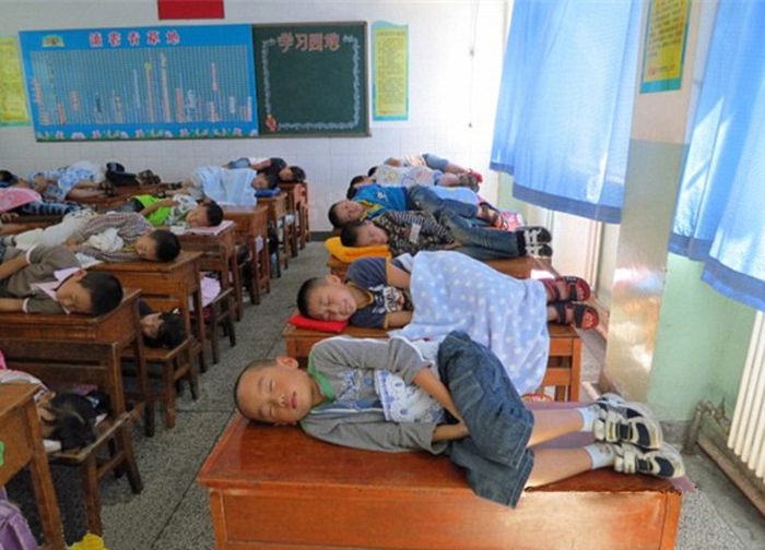 Chinese Kids Taking a Nap at School (5 pics)