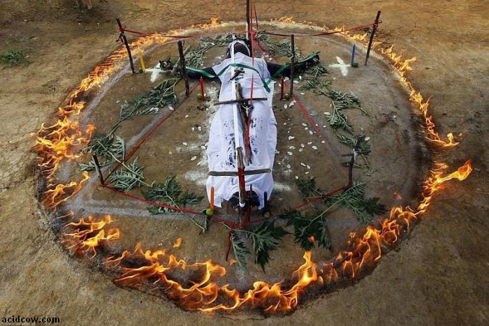 Exorcism Ritual in Columbia (9 pics)