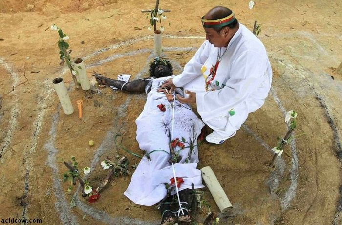 Exorcism Ritual in Columbia (9 pics)