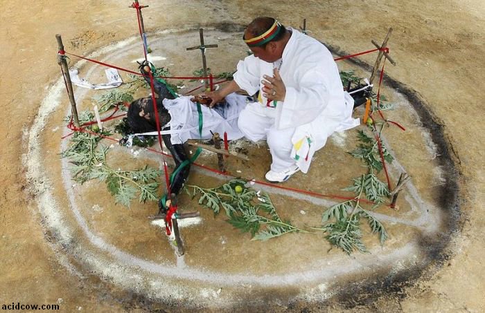 Exorcism Ritual in Columbia (9 pics)