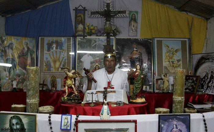 Exorcism Ritual in Columbia (9 pics)