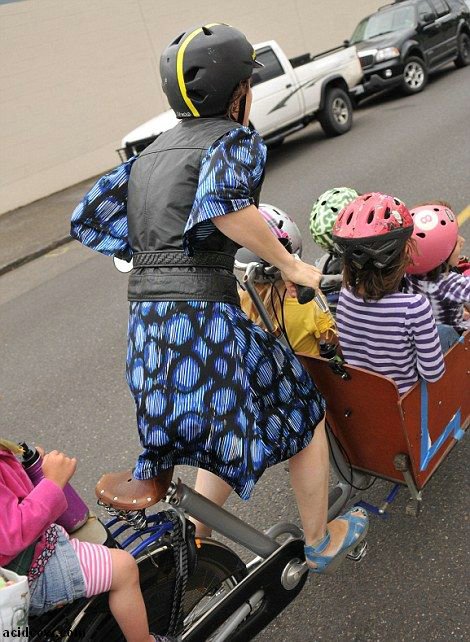 How to Take Six Kids to School with a Bike (8 pics)