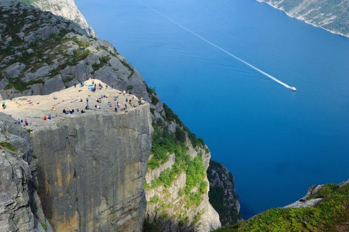 Welcome to the Cliff of Preikestolen, Norway (23 pics)