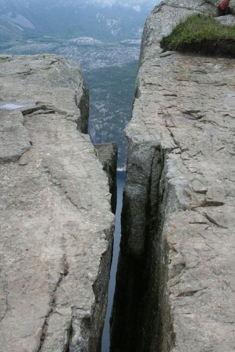 Welcome to the Cliff of Preikestolen, Norway (23 pics)