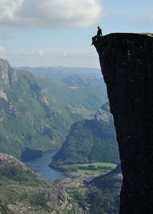 Welcome to the Cliff of Preikestolen, Norway (23 pics)