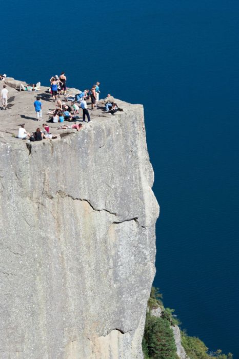 Welcome to the Cliff of Preikestolen, Norway (23 pics)