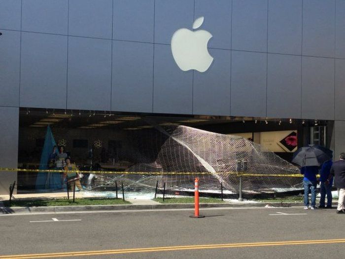 Apple Store Robbery Fail (3 pics + video)