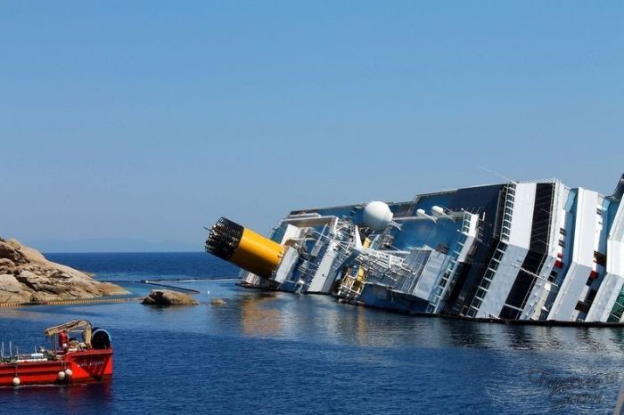 Costa Concordia is a New Tourist Attraction (8 pics)