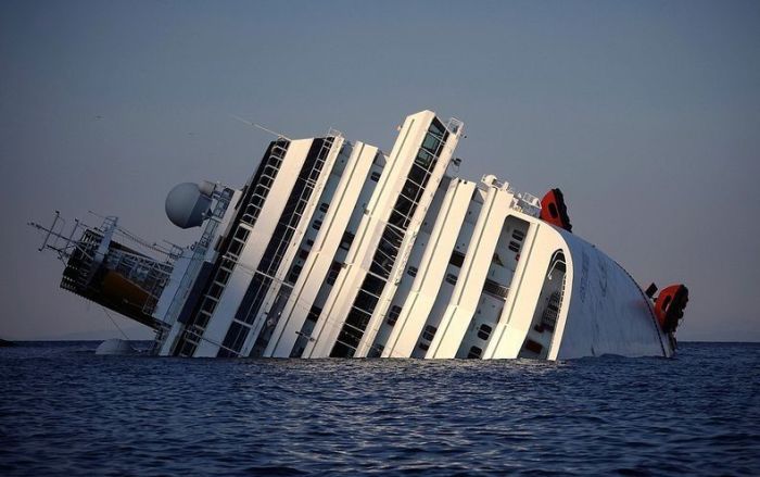 Costa Concordia is a New Tourist Attraction (8 pics)
