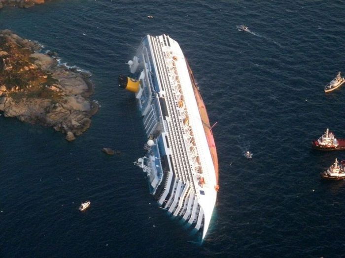 Costa Concordia is a New Tourist Attraction (8 pics)