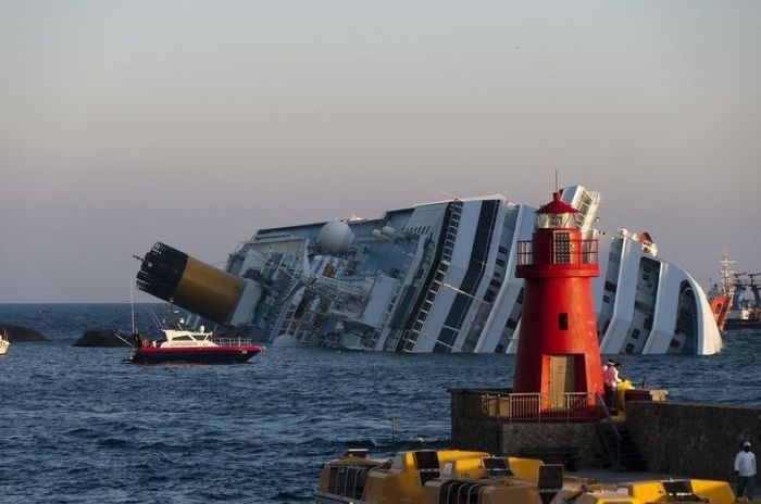 Costa Concordia is a New Tourist Attraction (8 pics)