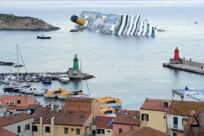Costa Concordia is a New Tourist Attraction (8 pics)