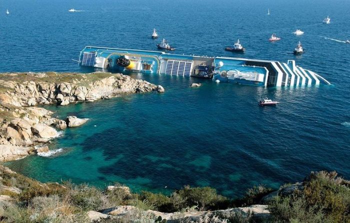Costa Concordia is a New Tourist Attraction (8 pics)