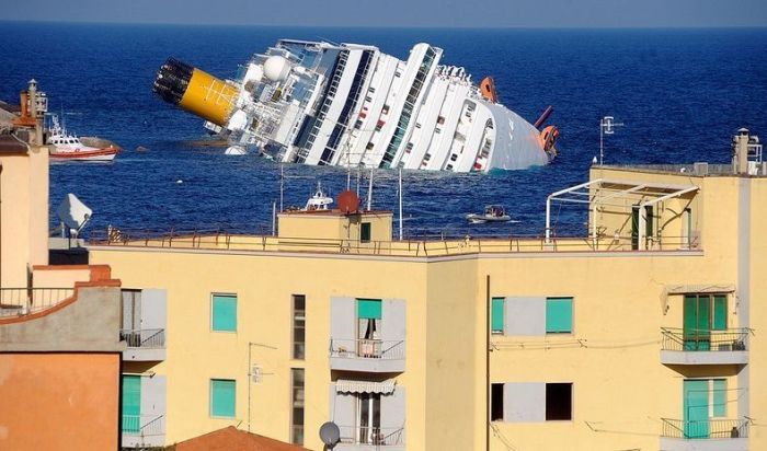 Costa Concordia is a New Tourist Attraction (8 pics)