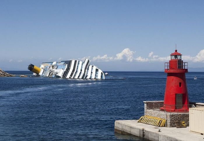 Costa Concordia is a New Tourist Attraction (8 pics)