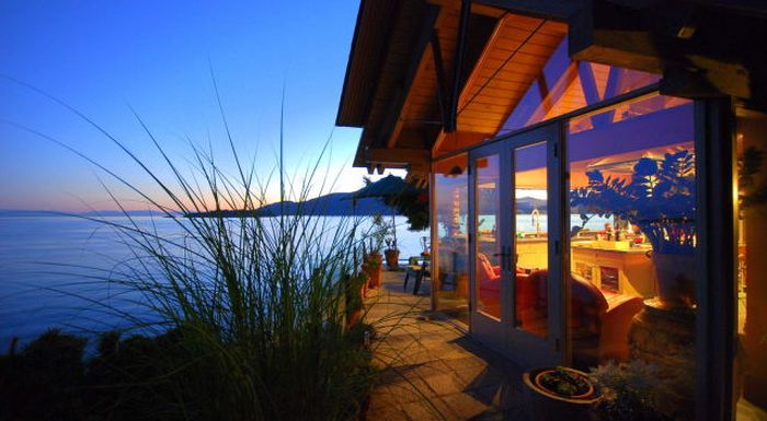 House with a Beautiful View in West Vancouver (41 pics)