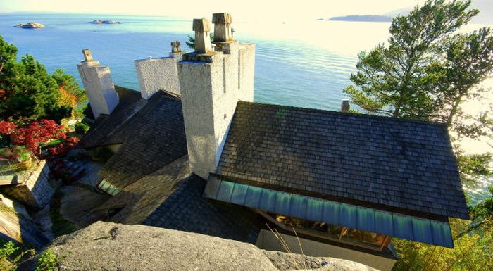 House with a Beautiful View in West Vancouver (41 pics)