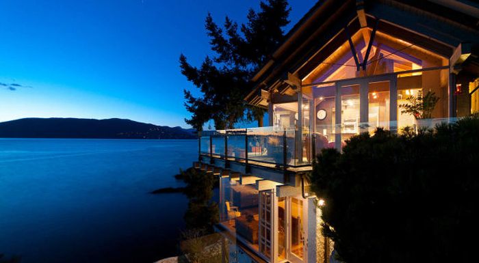 House with a Beautiful View in West Vancouver (41 pics)