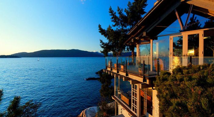 House with a Beautiful View in West Vancouver (41 pics)