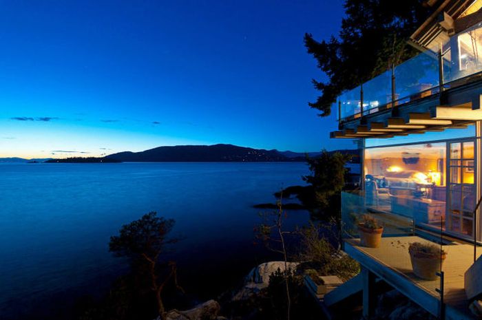 House with a Beautiful View in West Vancouver (41 pics)