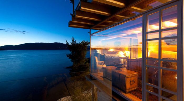 House with a Beautiful View in West Vancouver (41 pics)