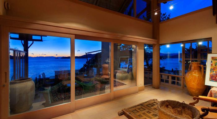 House with a Beautiful View in West Vancouver (41 pics)