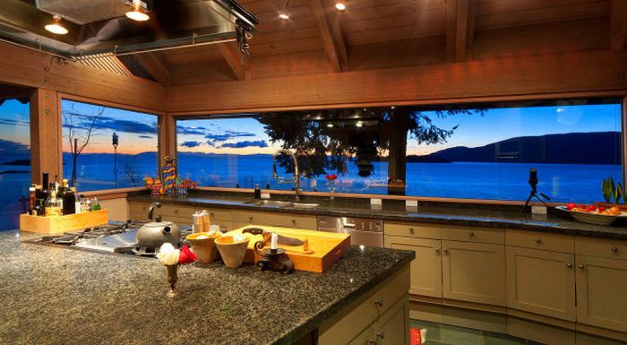 House with a Beautiful View in West Vancouver (41 pics)