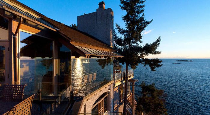 House with a Beautiful View in West Vancouver (41 pics)