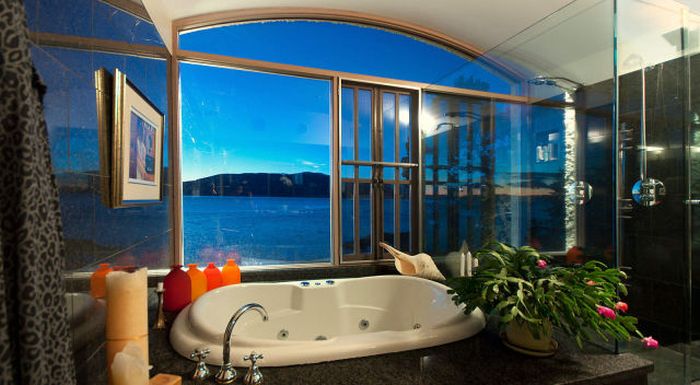 House with a Beautiful View in West Vancouver (41 pics)