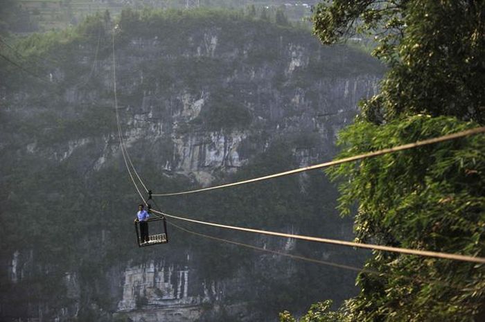 Breathtaking Rope Bridge (8 pics)