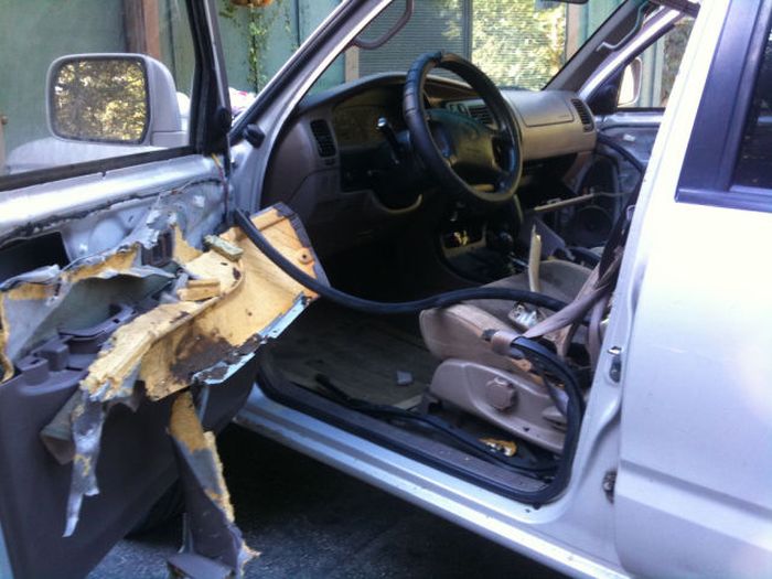 Be Careful What You Leave in Your Car (7 pics)