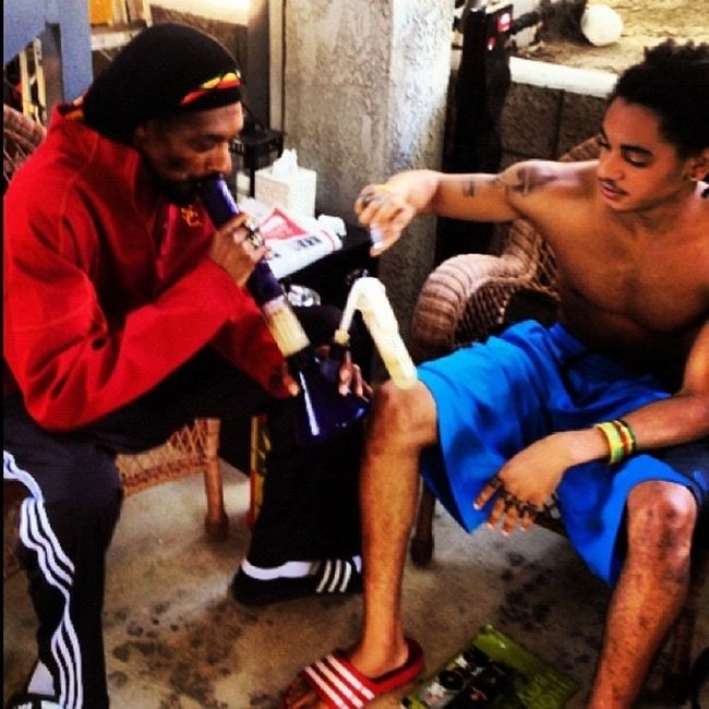 Snoop Dogg Smoking Weed With His 18-Year-Old Son (5 pics)
