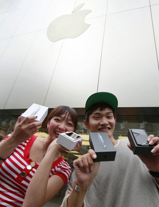 The World Goes Crazy About iPhone 5 (37 pics)