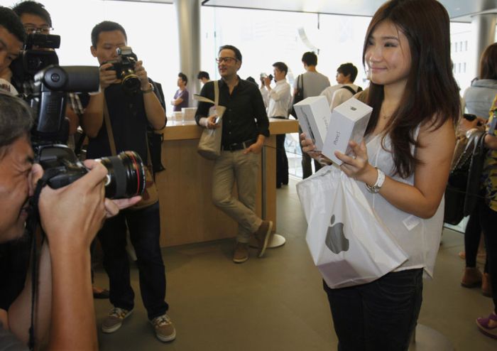 The World Goes Crazy About iPhone 5 (37 pics)