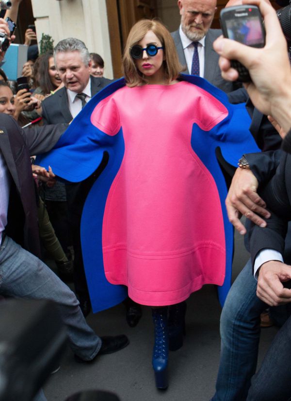 Lady Gaga's Weird Dress (4 pics)