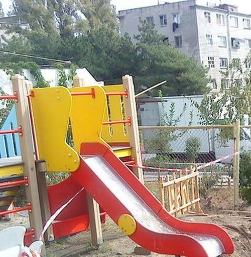 Never Let Your Kids Play on This Playground (3 pics)